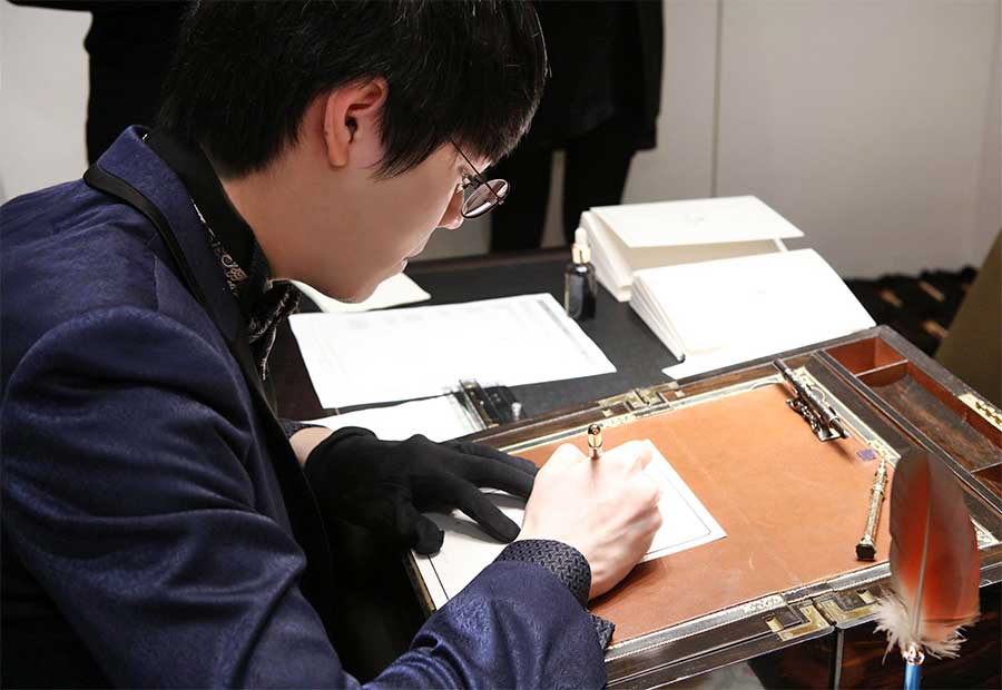 日日好文創受邀前往台北101玉世家旗艦店，為品牌貴賓進行現場書寫與藝術簽名服務。