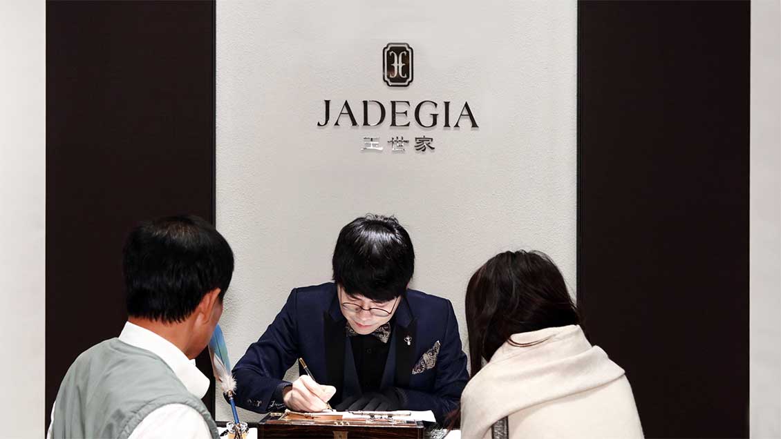 日日好文創韓玉青老師於台北101玉世家旗艦店，為品牌貴賓進行現場書寫與藝術簽名服務