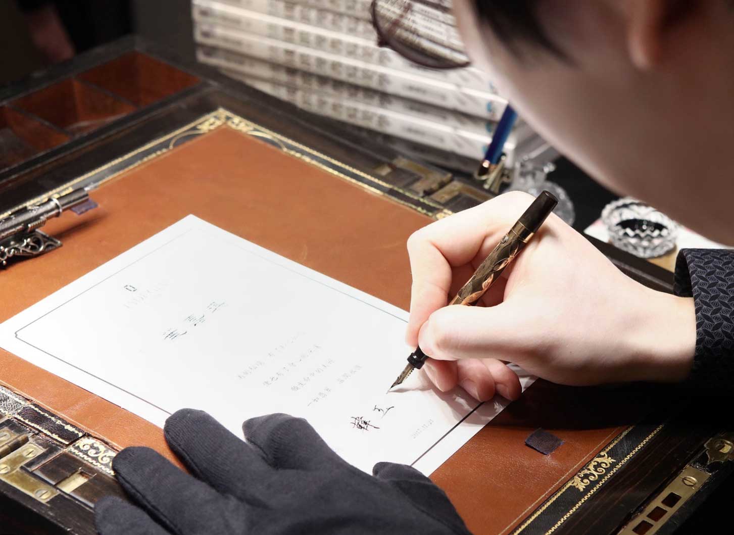 韓玉青老師以鋼筆為玉世家貴賓書寫專屬卡片與藝術簽名，作品兼具儀式感與收藏價值
