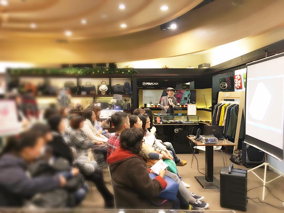2015年韓玉青在誠品信義精品文具館舉辦書寫美學講座,現場觀眾聆聽分享
