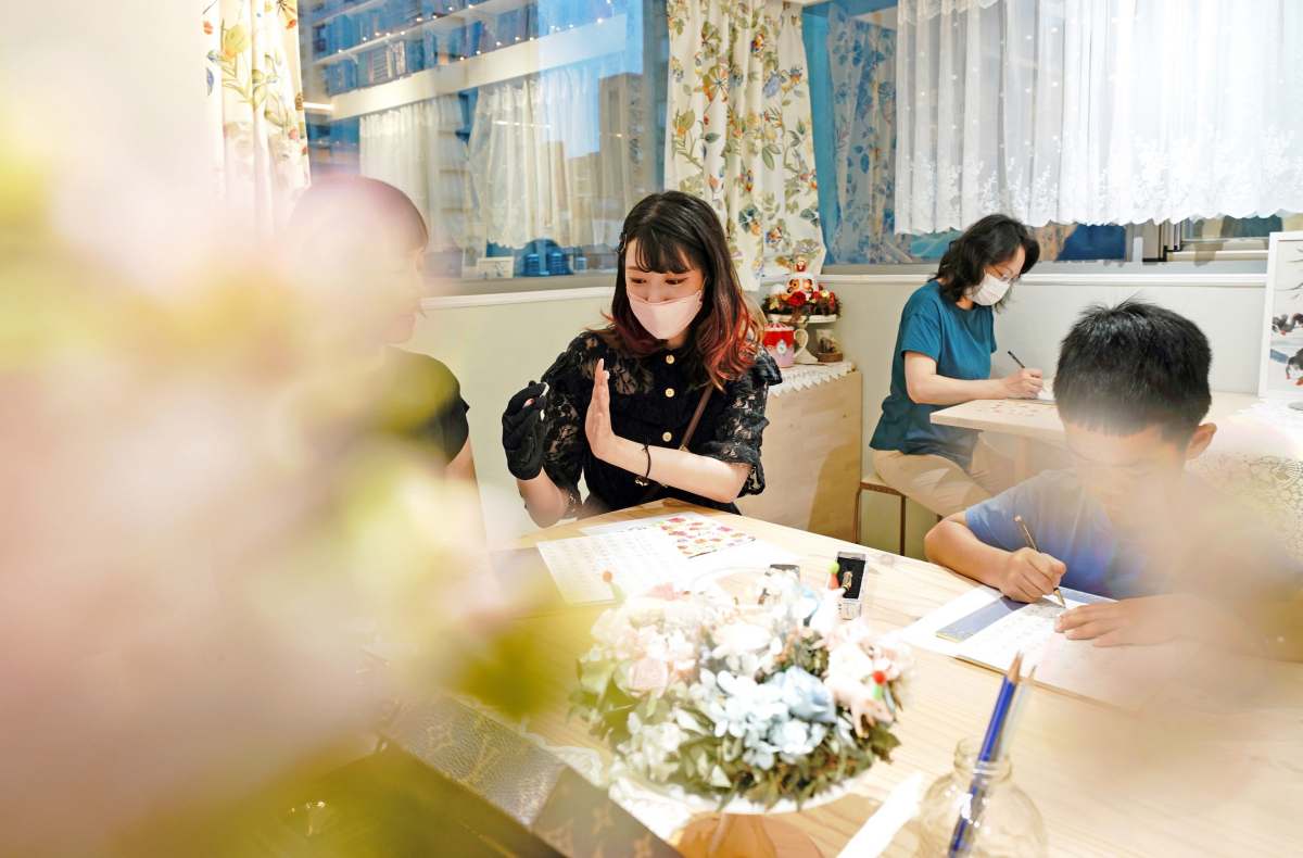 2024 年 6 月 23 日親子家庭回到日日好文創,由韓玉青進行硬筆字複習指導