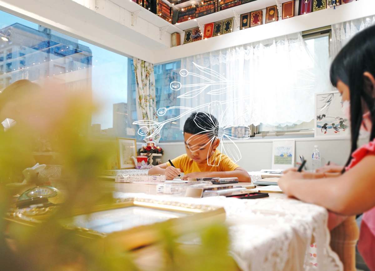 小學生在日日好文創親子課中專注練習自己的姓名與硬筆字