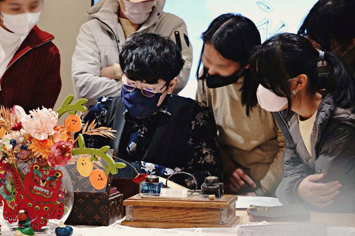 不是媽媽帶孩子來練字,而是孩子邀媽媽一起學