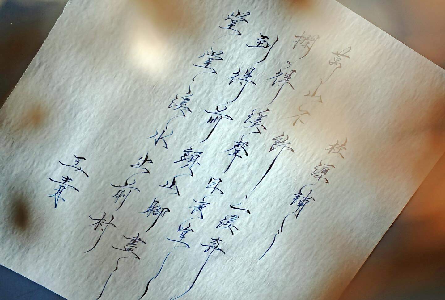 萬山不許一溪奔，攔得溪聲日夜喧。到得前頭山腳盡，堂堂溪水出前村。