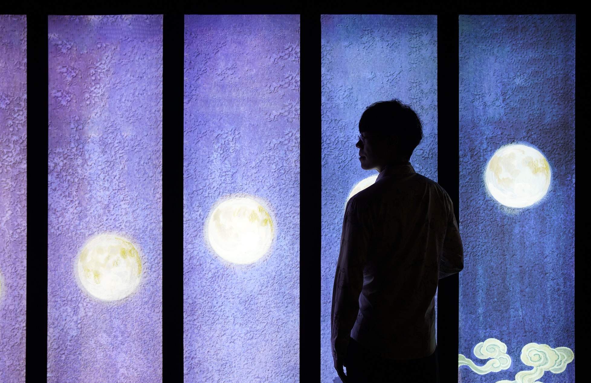 鐘山影裡看樓台，江煙晚翠開。六朝舊時明月，清夜滿秦淮。