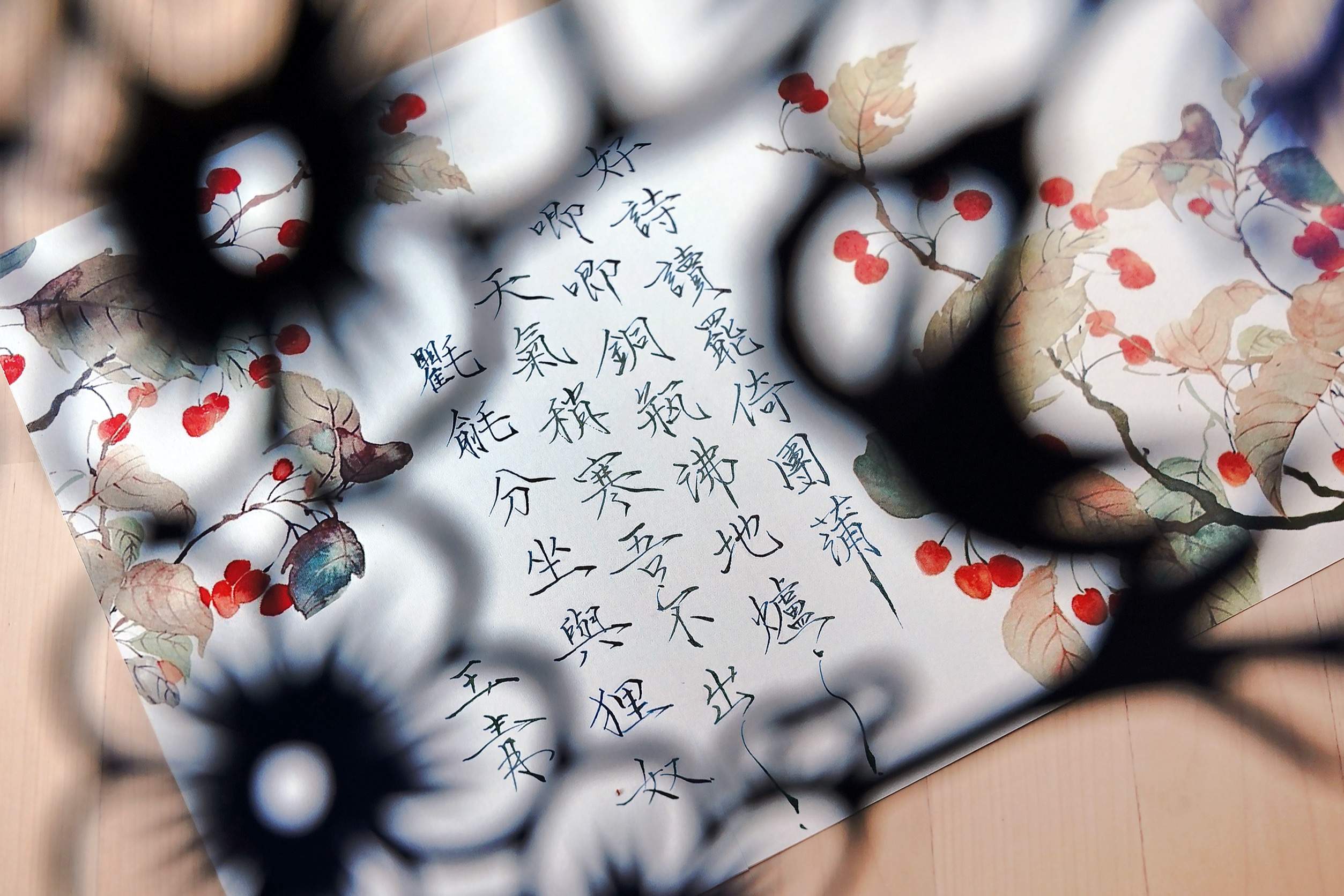 初學者最需掌握的是手腕的穩定度，起筆收筆要俐落，方能呈現其獨特的筋骨與風姿。