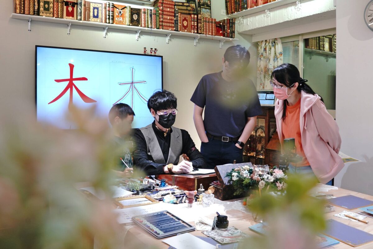自學生孩子也願意主動來學｜從握筆姿勢到書寫自信的改變