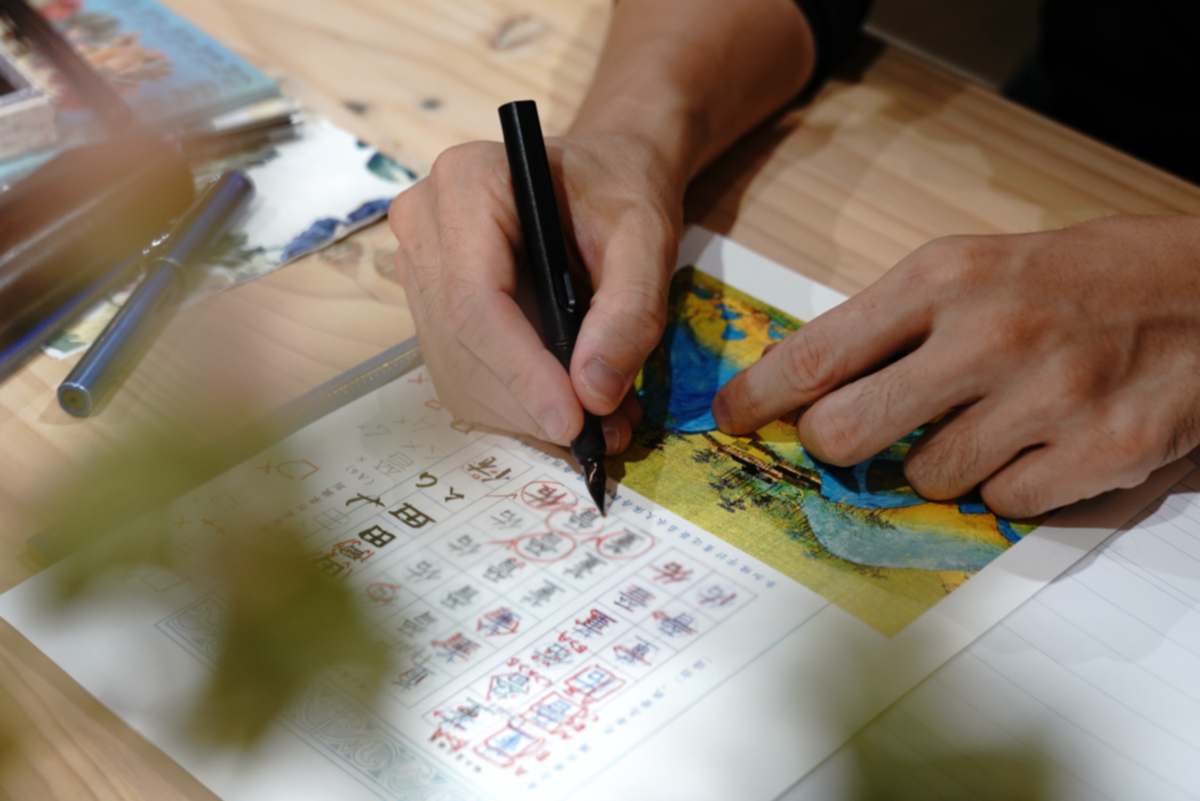 學員在韓玉青批註過的教材上練習漢字結構、比例與筆畫關係