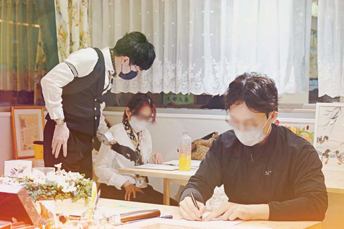 建築設計相關工作者在日日好A3課程練習書寫,韓玉青與長期舊生於教室中進行指導與複習