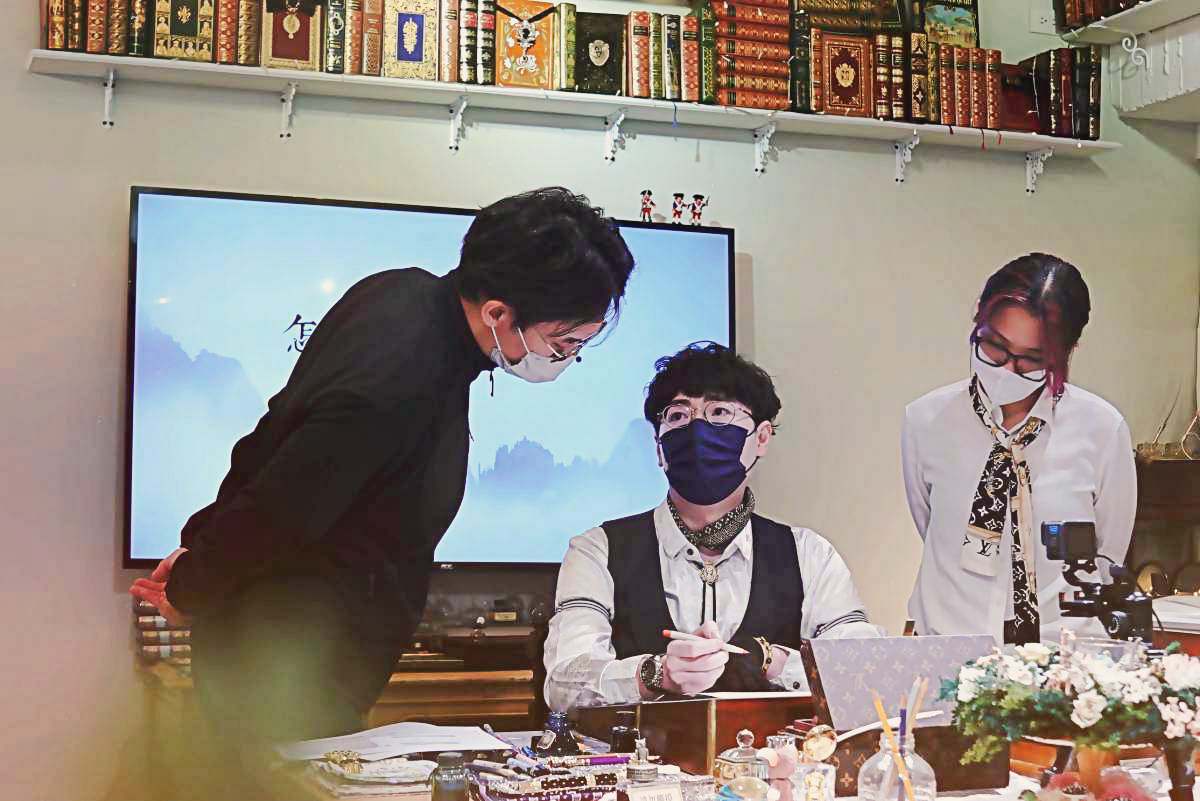 韓玉青在實體教室指導書寫,新生與長期舊生共同觀察與交流練字經驗