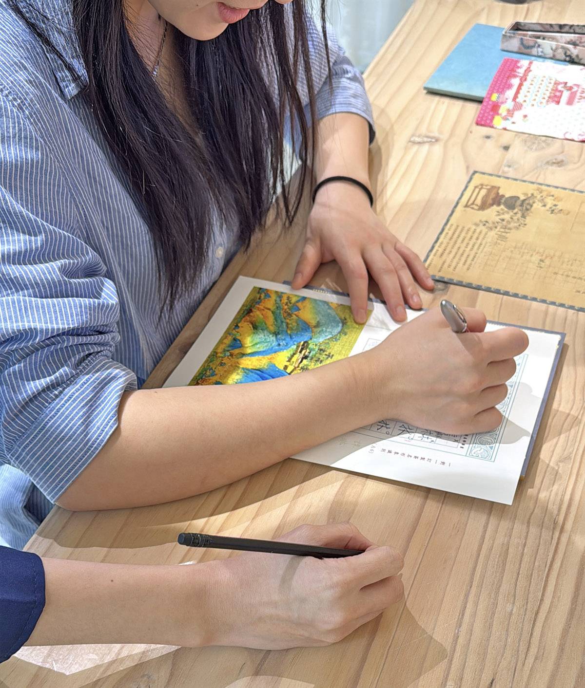 日日好文創老師坐在金融業學員身旁進行 A3 成人書寫課實體陪伴指導