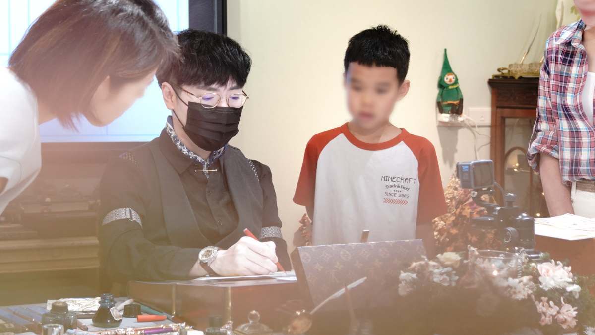 日日好文創 A3 親子小班課堂,新生親子與回來複習的舊生在同一教室進行書寫練習