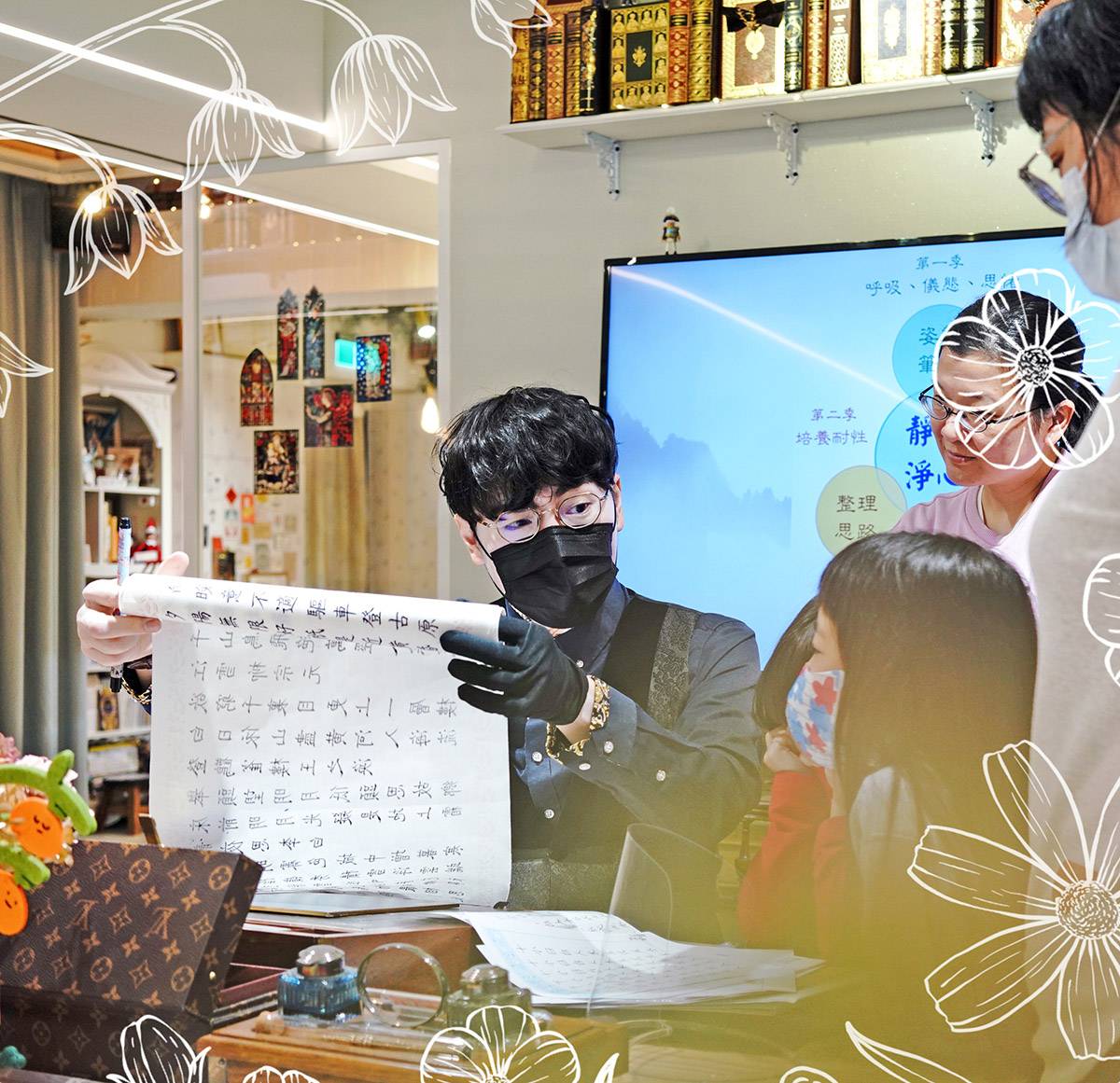 韓玉青在日日好文創課堂以歷史資料與實物向學生介紹漢字書體演變