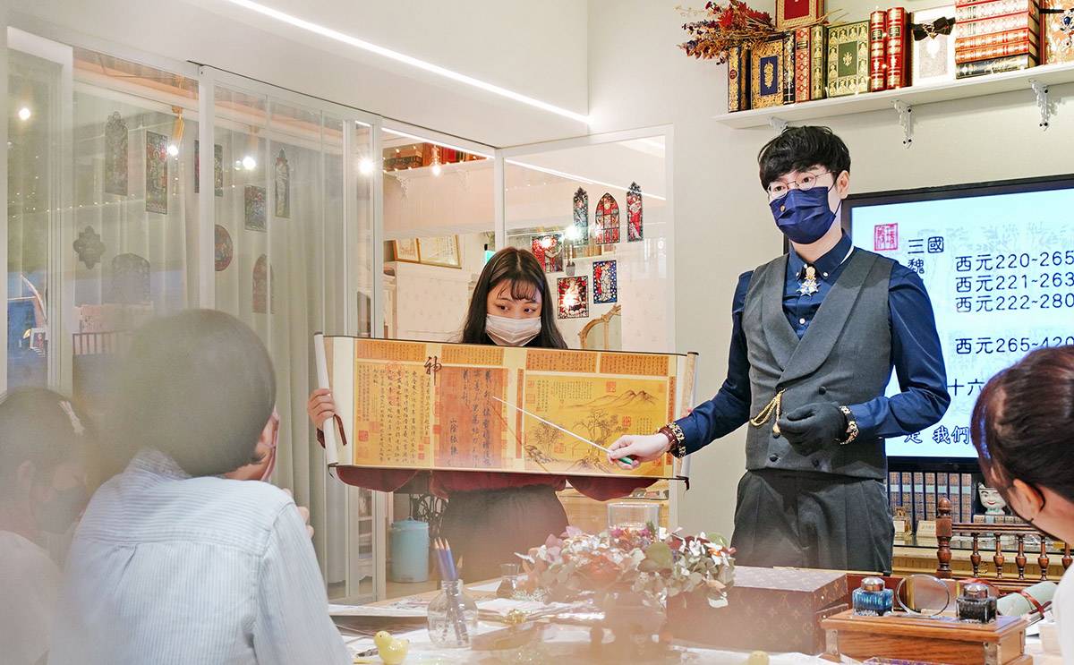 韓玉青在日日好文創課堂以書法作品向學生說明字形結構與書寫原理