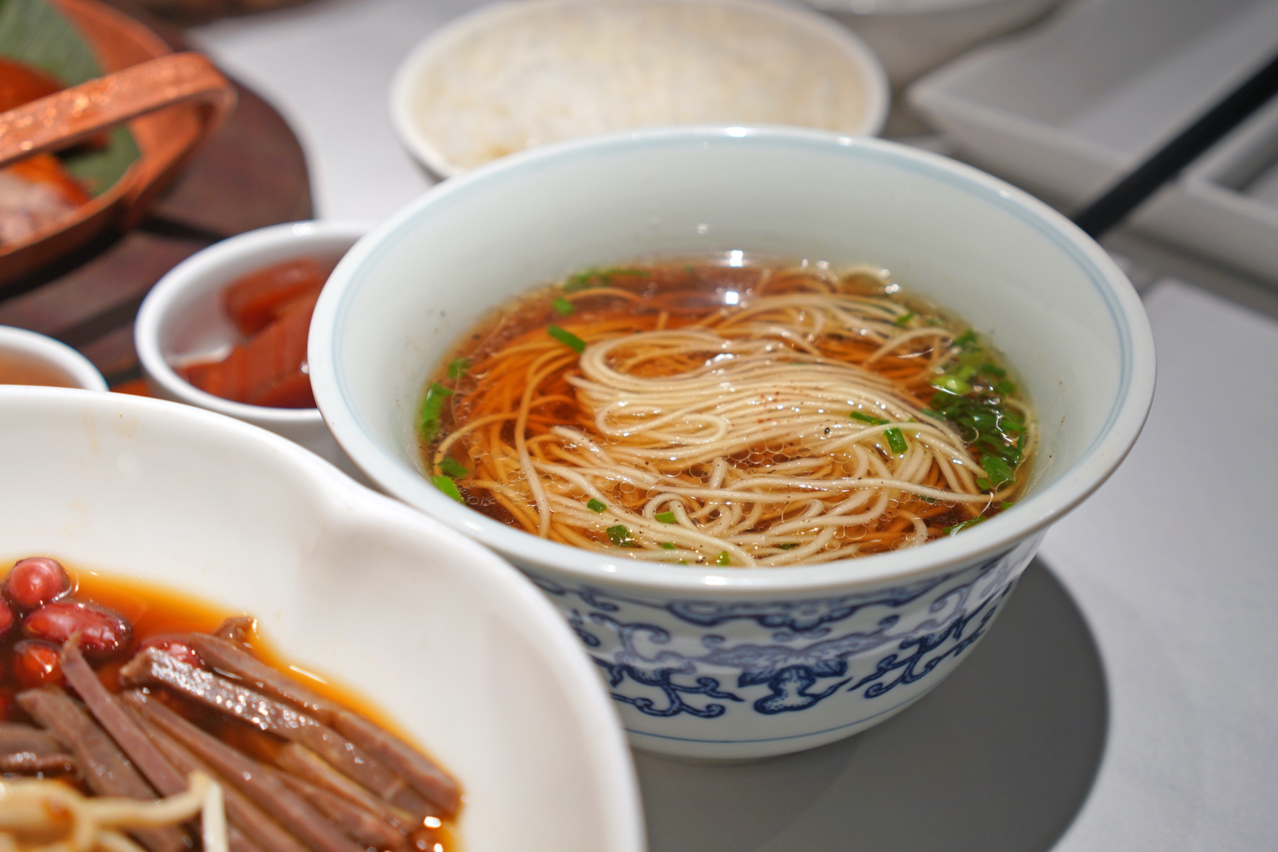 青花瓷碗盛裝的南京蝦籽陽春麵,清湯中有細麵與蔥花