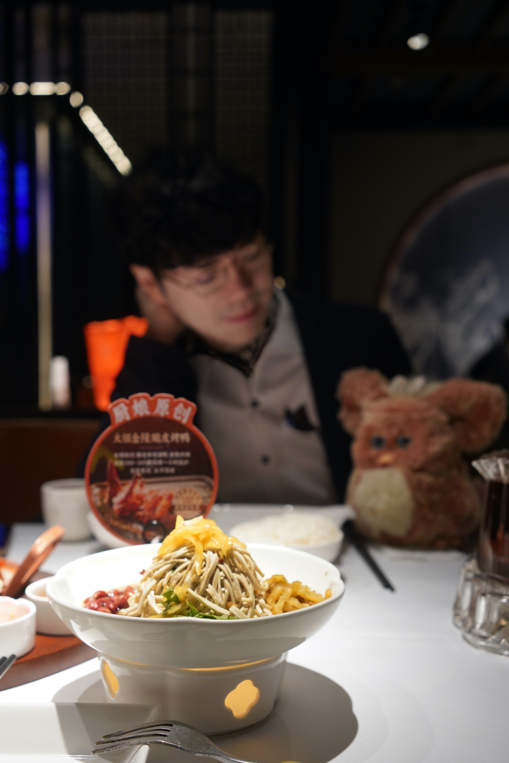 旅人在南京小廚娘民國會客廳用餐,桌上擺放淮揚菜與燙干絲