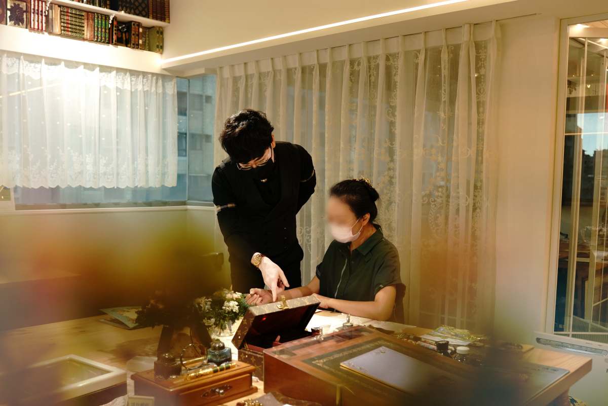 日日好文創 A3 平日一人班現場,韓玉青近距離進行成人硬筆書寫指導